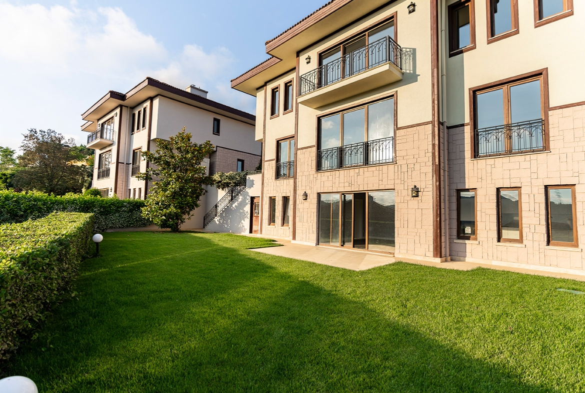 Exterior view of a luxury 7 Bedroom villa in Sarıyer, Istanbul with panoramic Bosphorus views.