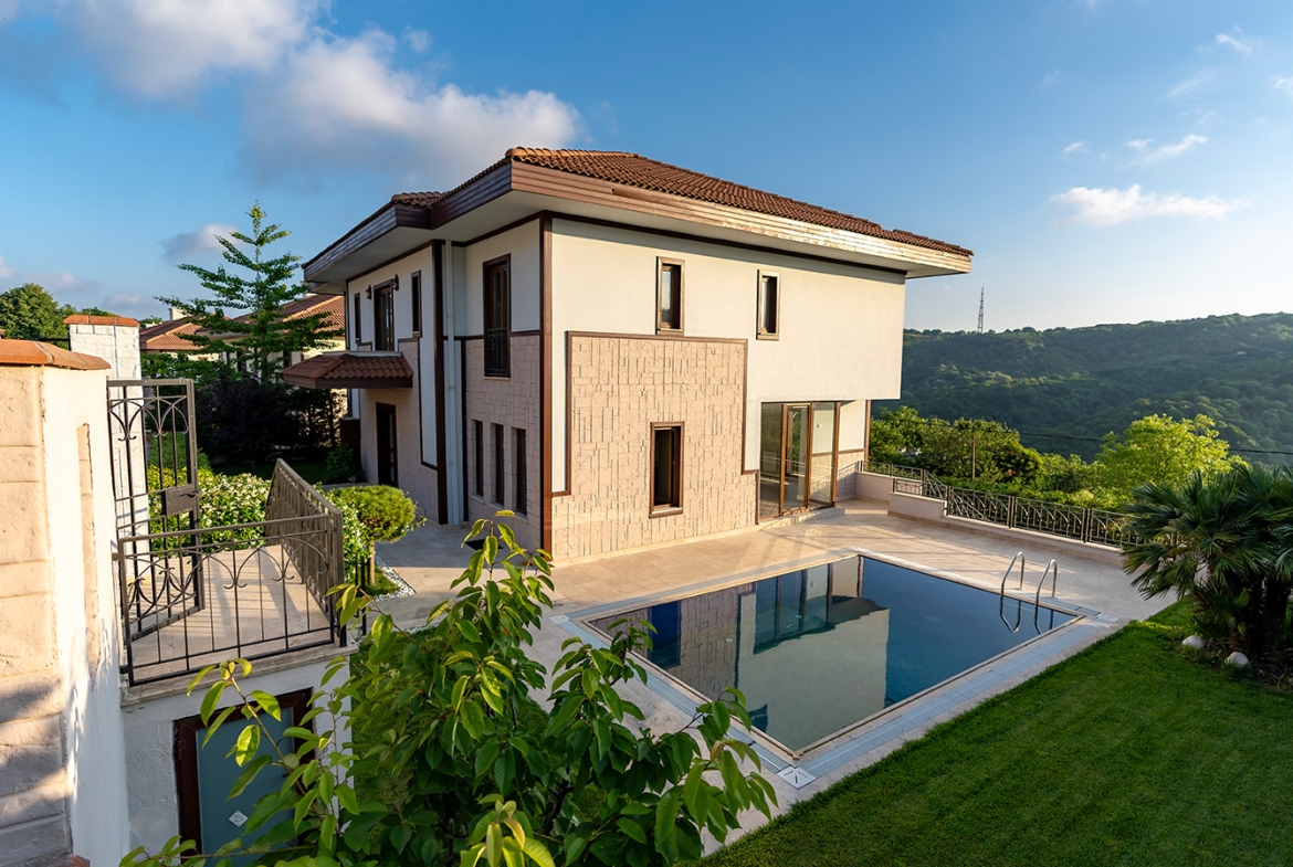 Exterior view of a luxury 6 Bedroom villa in Sarıyer, Istanbul with panoramic Bosphorus views.