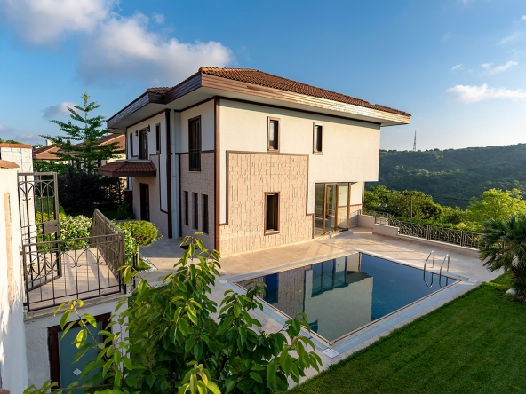 Exterior view of a luxury 6 Bedroom villa in Sarıyer, Istanbul with panoramic Bosphorus views.