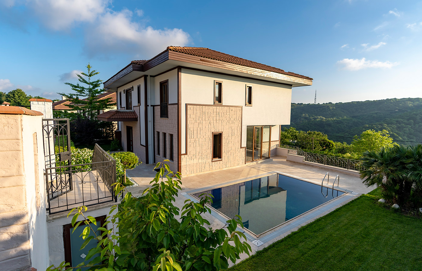 Exterior view of a luxury 6 Bedroom villa in Sarıyer, Istanbul with panoramic Bosphorus views.